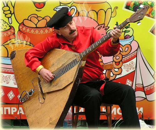 День балалайки – международный праздник музыкантов-народников.