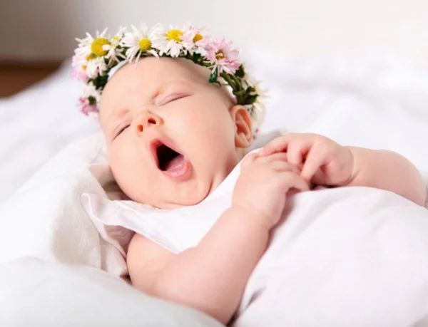 Сонный ребенок зевает