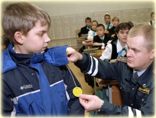 Московским ученикам в школах раздадут значки и браслеты с фликерами.