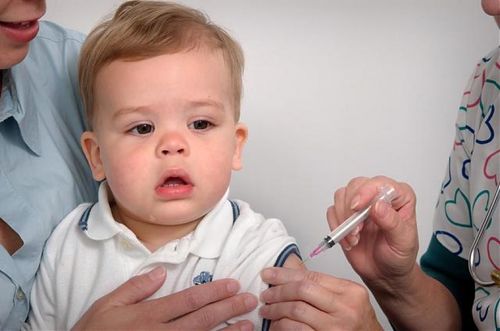 Отказ от прививок можно приравнять к жестокому обращению с детьми